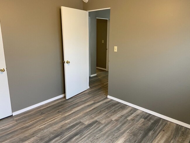 Building Photo - Great SE Portland Bungalow Close to Lynchview Park!