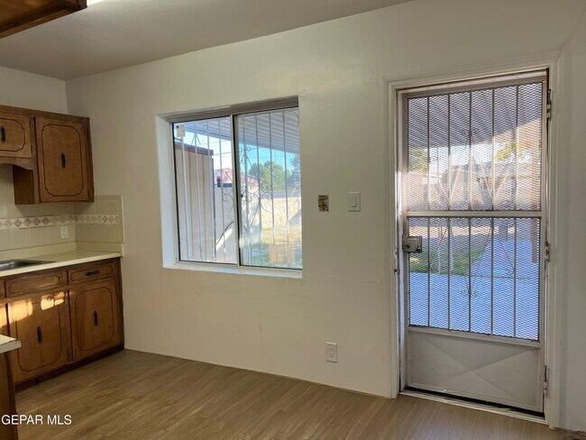 Building Photo - 4204 Flory Ave