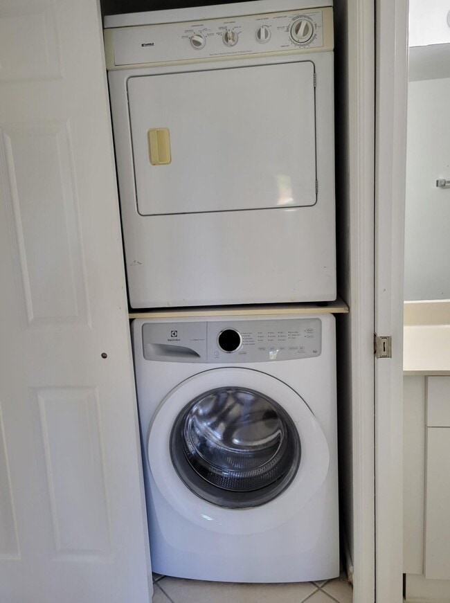 Building Photo - 4401 Crystal Lake Dr