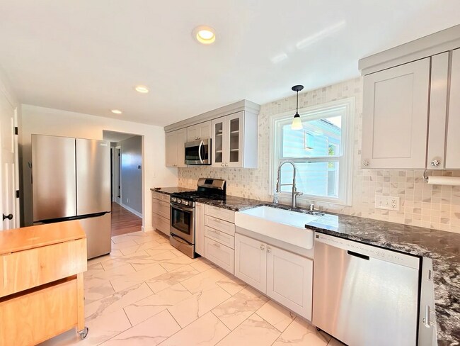 Building Photo - This spacious four-bedroom, two-bathroom