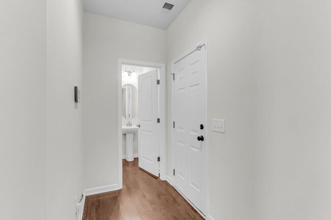 Building Photo - Spacious Summerville Home Near Historic Downtown
