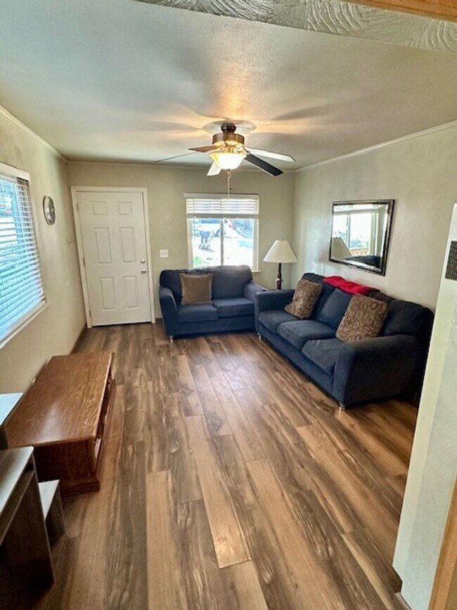 Building Photo - 3Bd 1Ba home available for a longterm lease!  Call and inquire today!