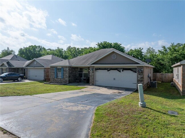 Building Photo - 2409 Crestview Ln