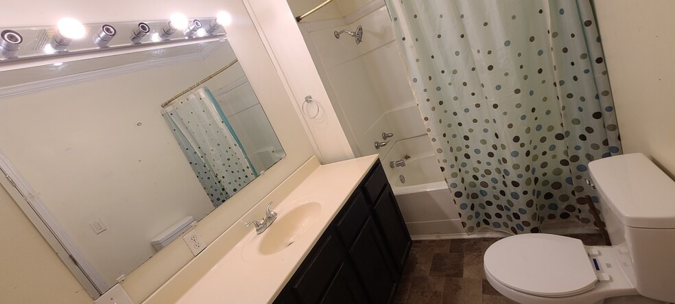Master Bath - 327 Faquetigue St