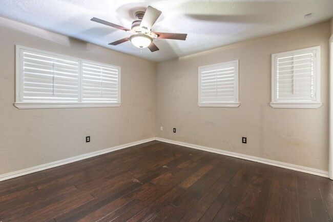 Building Photo - Remodeled 2 bedroom, 1 3/4 bath AVAILABLE ...