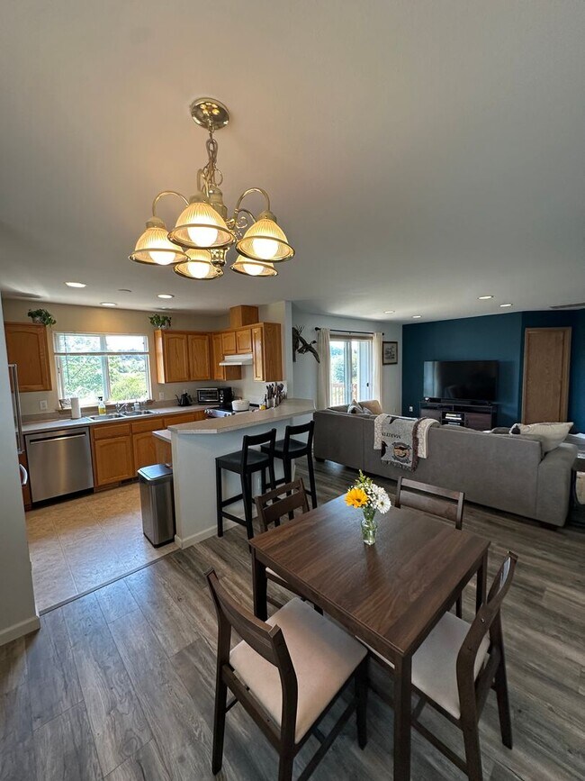 Building Photo - ***PENDING APPLICATIONS***3 Bed/2 Bath Qui...