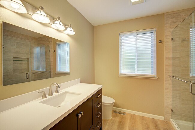 Building Photo - 3bd/2.25ba Sammamish Home