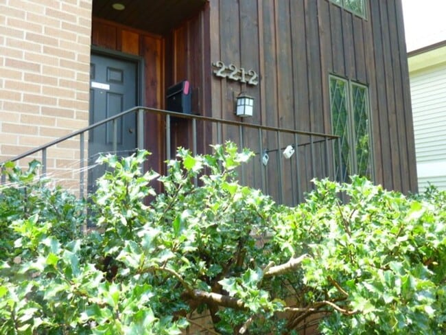 Building Photo - 7BR / 5.5BA Home in Fort Sanders | Walk to...