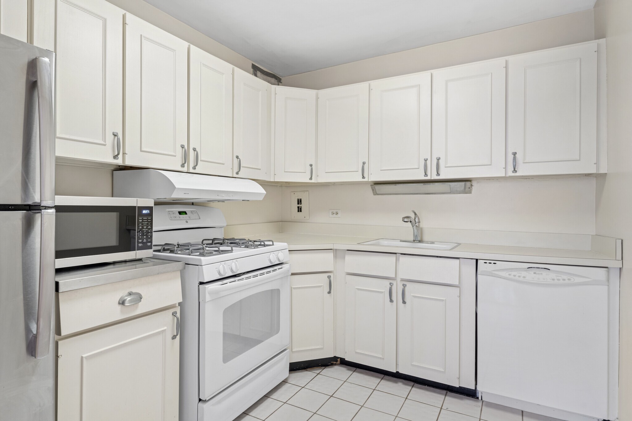 Building Photo - 253 E Delaware Pl