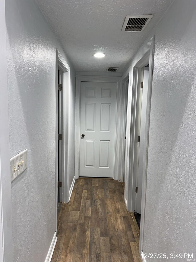 Building Photo - 1009 E Spraker St