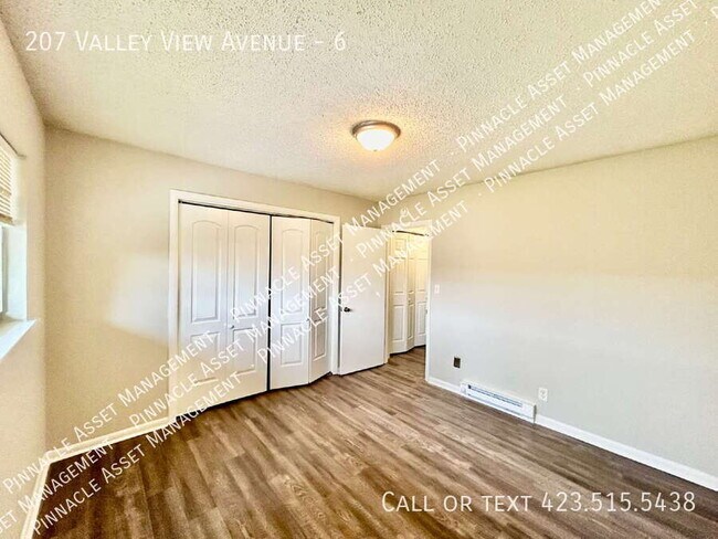 Building Photo - 207 Valley View Ave