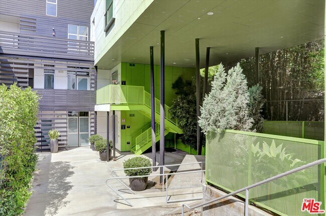 Building Photo - 825 Kings Rd