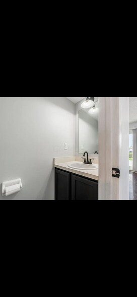 Building Photo - 828 Brittany Dr