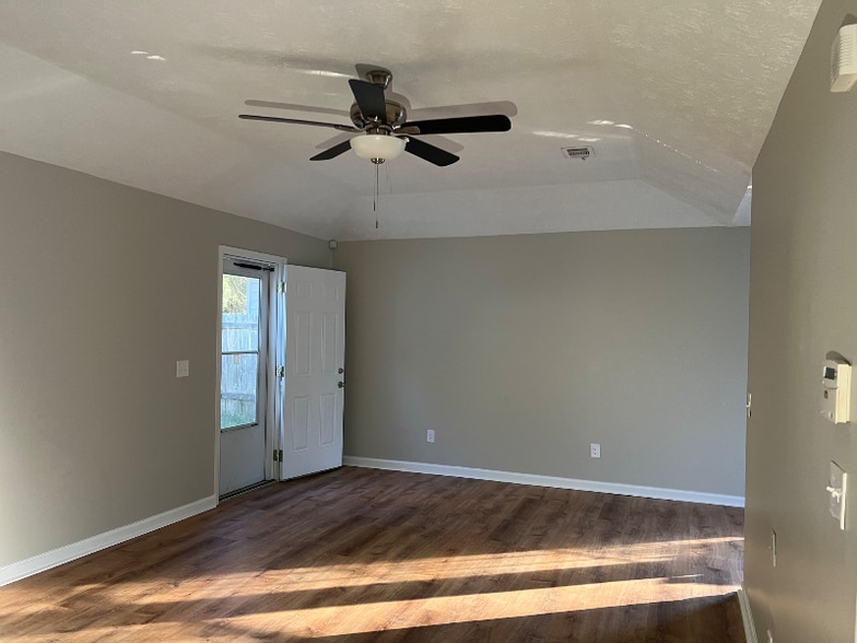 Building Photo - 2144 Hunter Ct