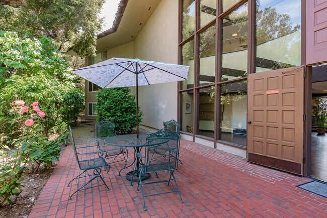 Building Photo - Desirable San Roque Condo