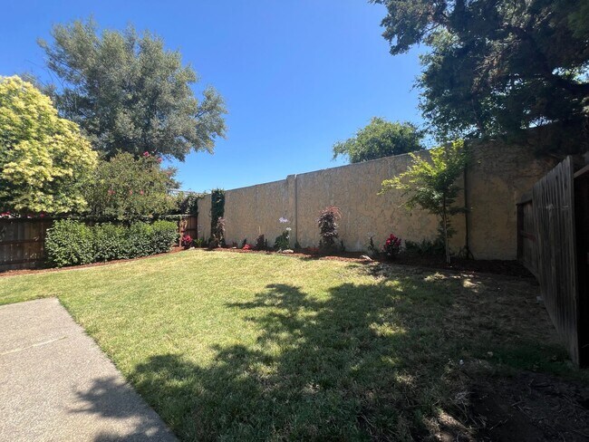 Building Photo - 7489 Maple Tree Wy