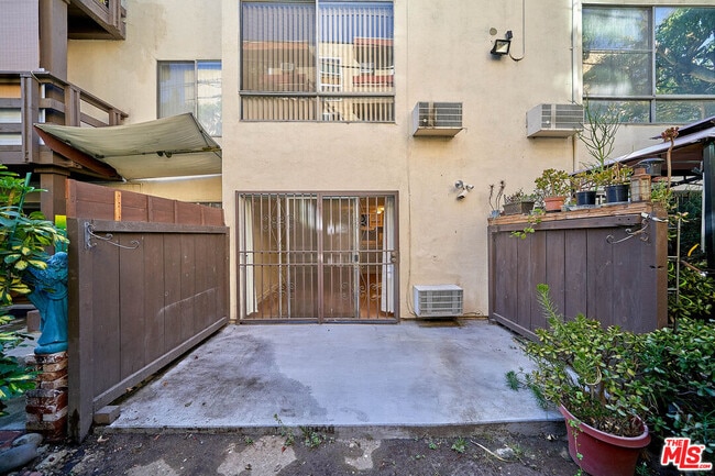 Building Photo - 320 S Ardmore Ave