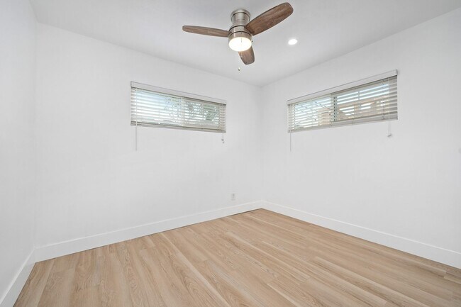 Building Photo - 520 Poinsettia Ave