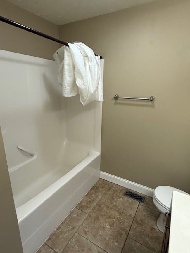 Building Photo - 417 DALHLIA