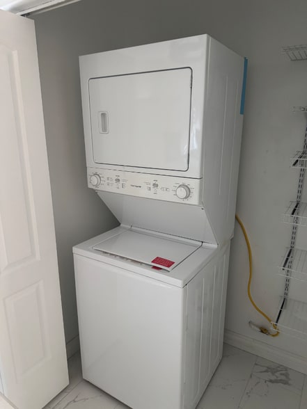 Building Photo - 15053 Victory Blvd