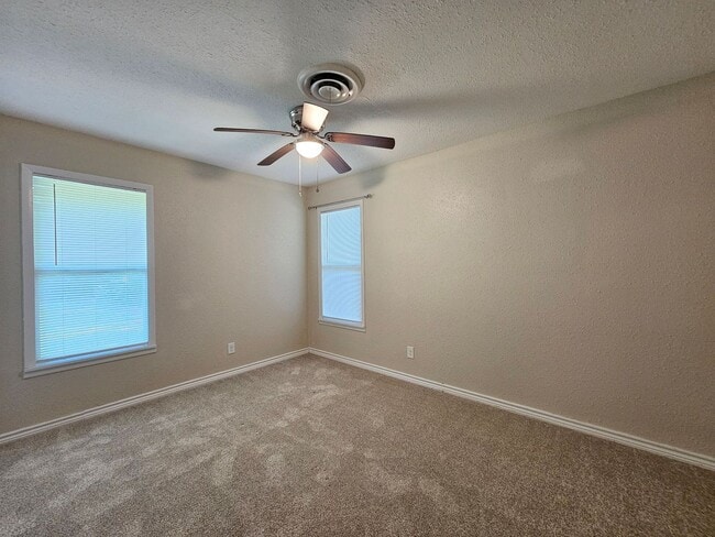 Building Photo - HUGE PRICE REDUCTION & READY FOR MOVE IN - AVAILABLE NOW!