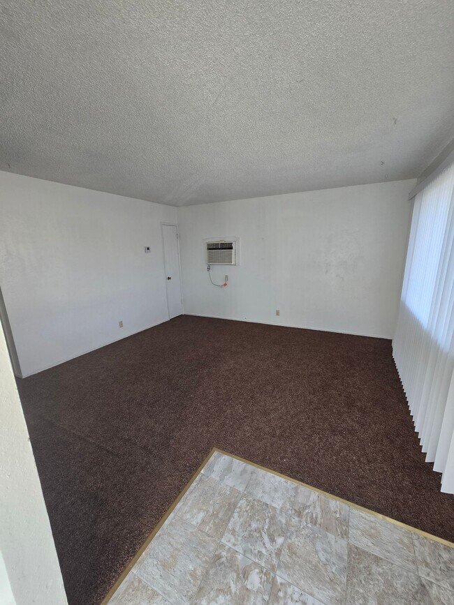 Building Photo - Charming 2 Bedroom/1 bathroom home