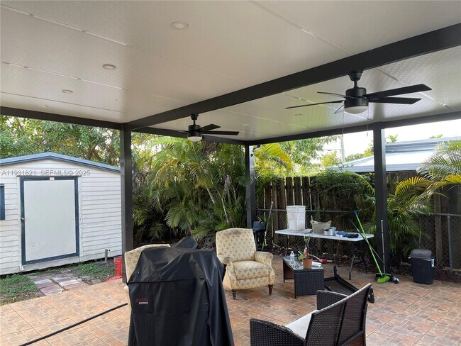 Building Photo - 10840 Westwood Lake Dr