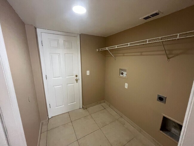 Building Photo - 204 Canterbury Ct