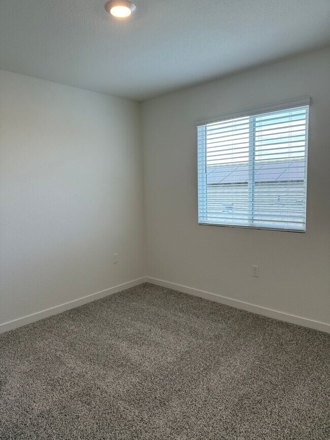 Building Photo - Beautiful 5 bed 3 bath located in West Ros...