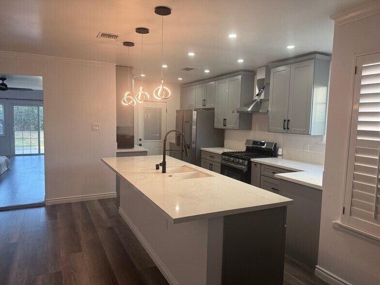 Kitchen view - 2 - 445 W Ellis Ave