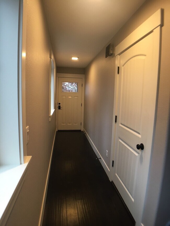 Building Photo - Spacious 3br/3.5ba House with Garage & AC in South Tabor Neighborhood