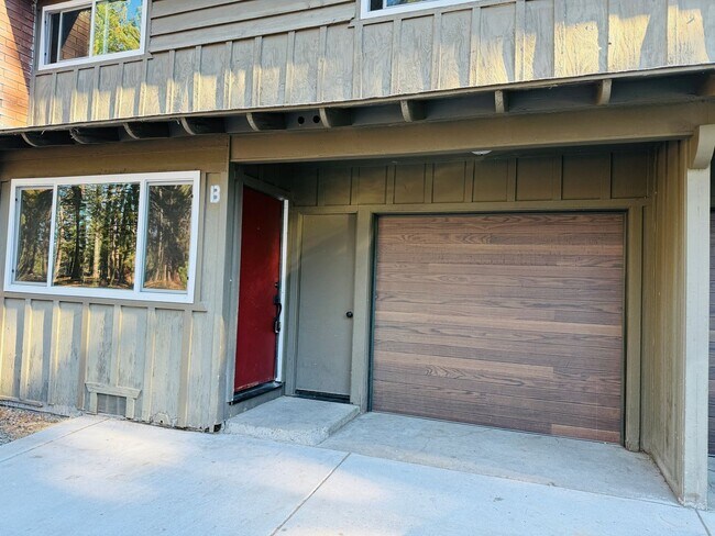 Building Photo - 3 bed 2 bath unit with 1 car garage - Pet Friendly