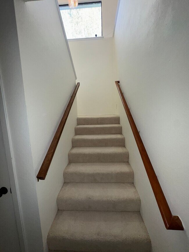 Building Photo - Walking distance to beaches, restaurants, 3 bedroom, 2 bathroom, upstairs level of home