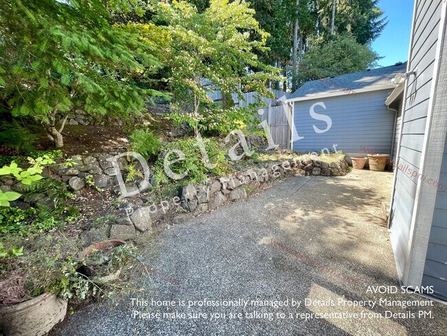 Building Photo - **COMING SOON** 3 BR bedroom Silverdale Townhouse