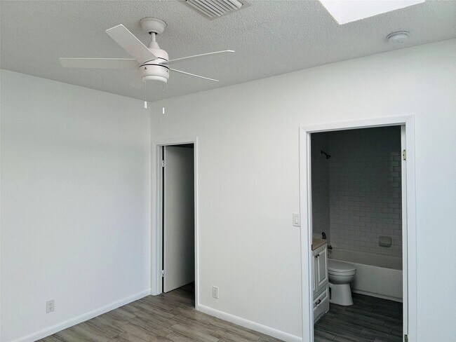 Building Photo - 229 E Commercial Blvd