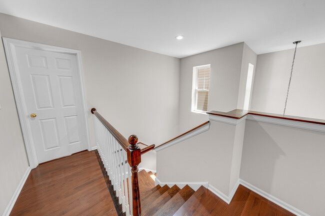 Building Photo - 1472 N Pinehurst Dr