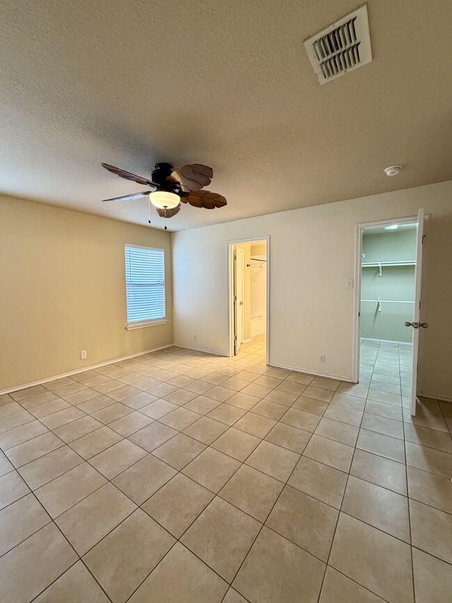 Building Photo - 419 Dolly Dr