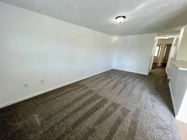 Building Photo - Discover a refreshed 2-bedroom, 2-bathroom residence in Mililani Mauka, complete with 2 parking s...