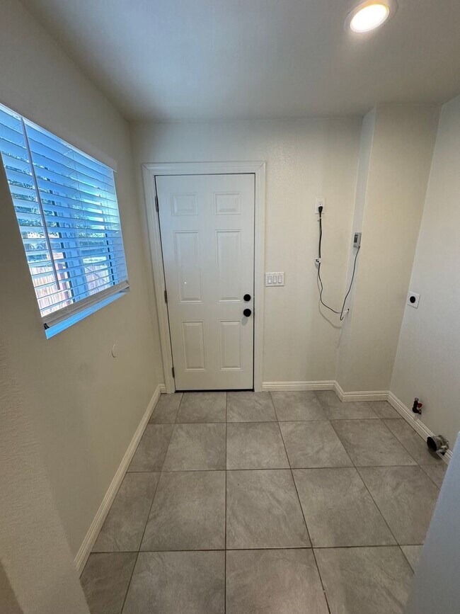 Building Photo - 4062