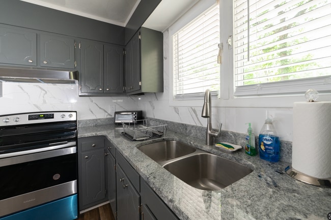 Building Photo - Long-Term/Mid-Term/Short-Term rental, Foxc...