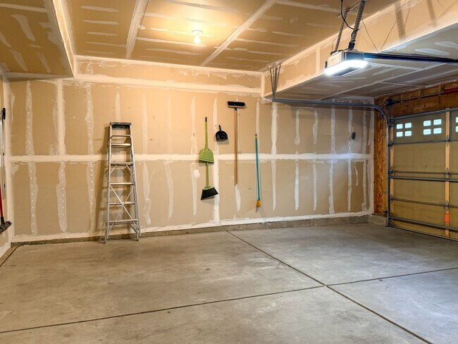 Building Photo - 12723 W Bowles Pl