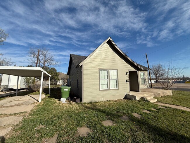Building Photo - Charming 2-Bed, 1-Bath Home in the Heart of Waco!