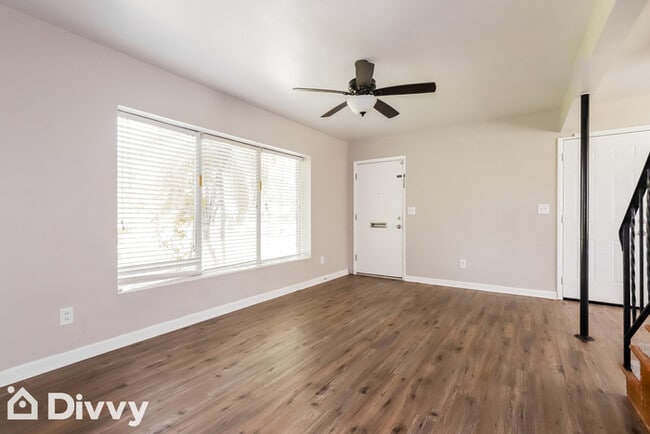 Building Photo - 1231 Greenview Dr