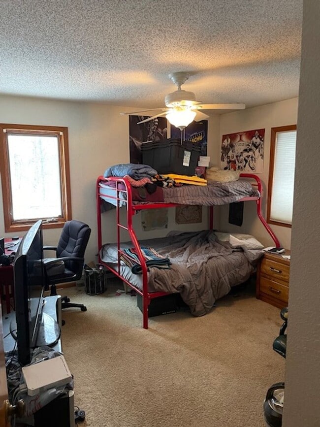 Building Photo - Spacious 3 bedroom in quiet country setting.