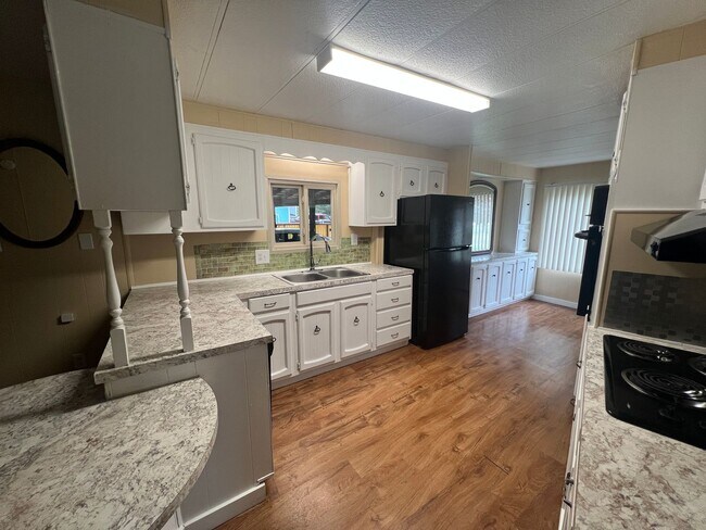 Building Photo - Quiet 2 bedroom home