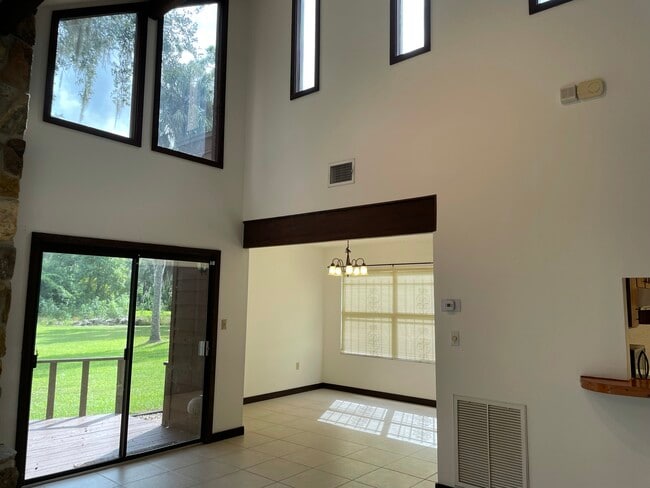 Building Photo - 1375 Cameron Ave