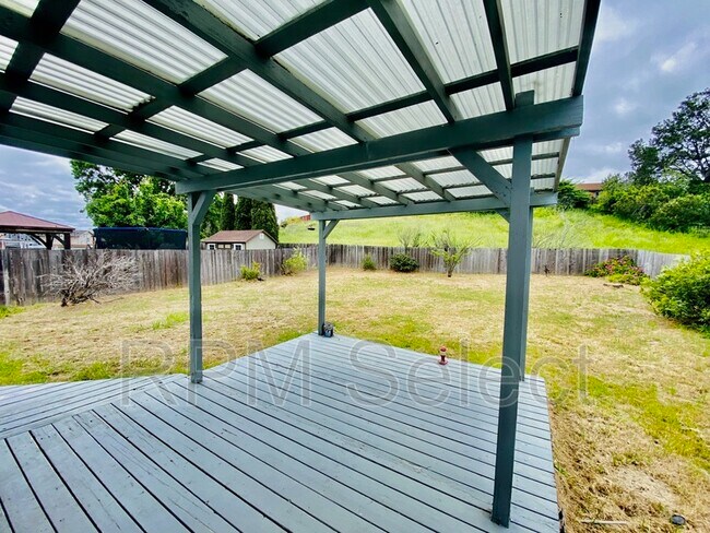 Building Photo - 2204 Lupine Rd