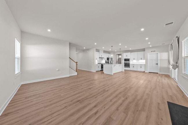 Building Photo - Luxurious 4-bed