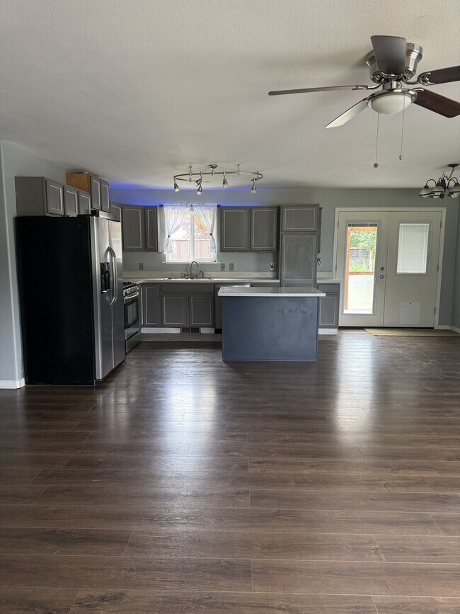 Building Photo - 2150 Bay View Dr