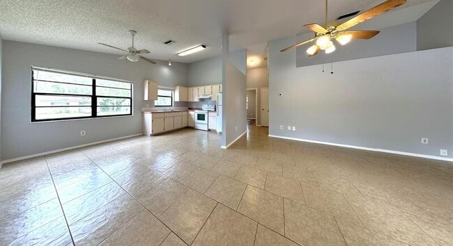 Building Photo - 1159 E Rohe St